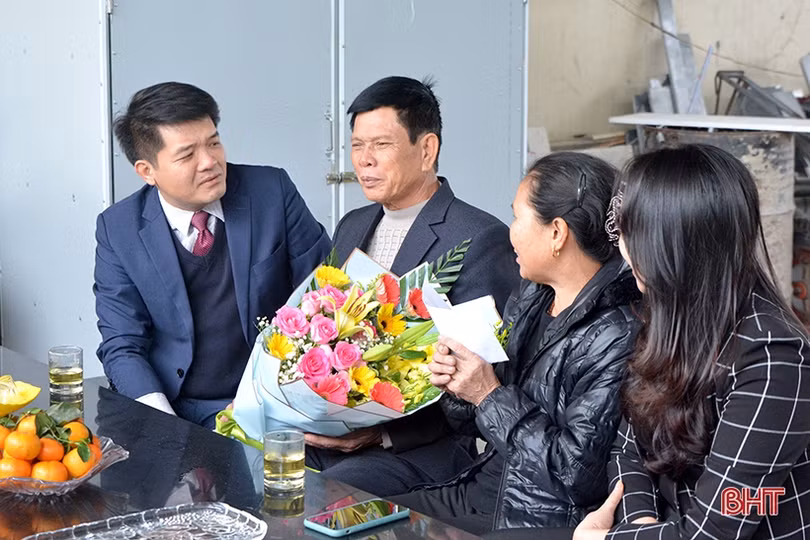 Chủ tịch Ủy ban MTTQ tỉnh Hà Tĩnh chúc mừng Giáo xứ Tiếp Võ