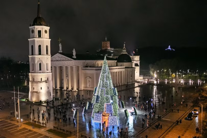 Cây thông Noel có kích thước gần bằng ngọn núi