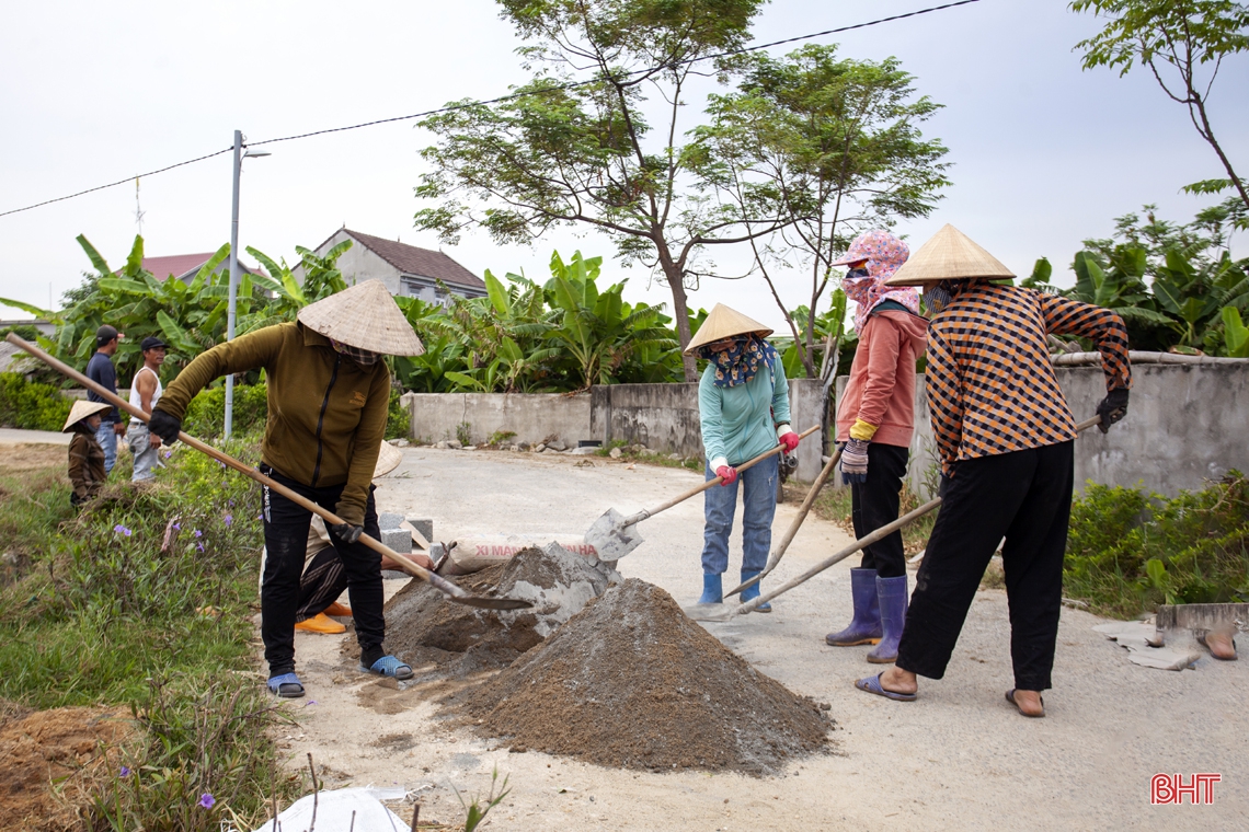 Bà con lương - giáo hợp sức xây dựng khu dân cư NTM kiểu mẫu ở TX Kỳ Anh
