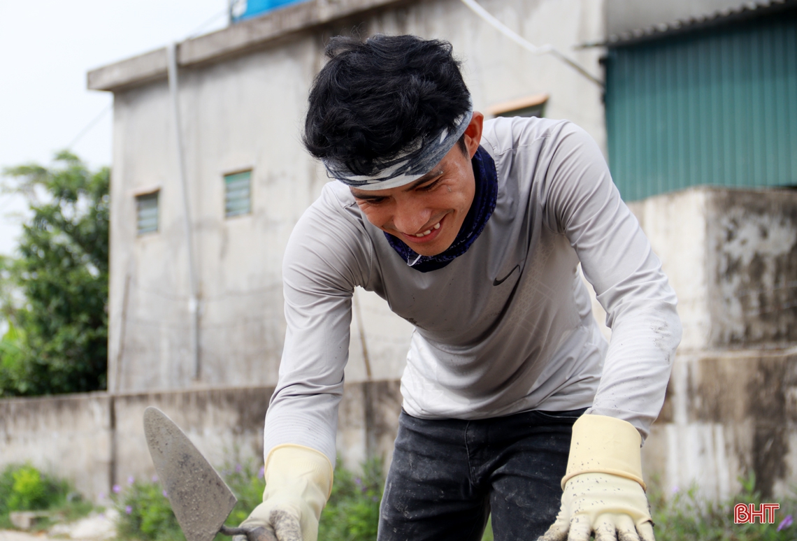 Bà con lương - giáo hợp sức xây dựng khu dân cư NTM kiểu mẫu ở TX Kỳ Anh
