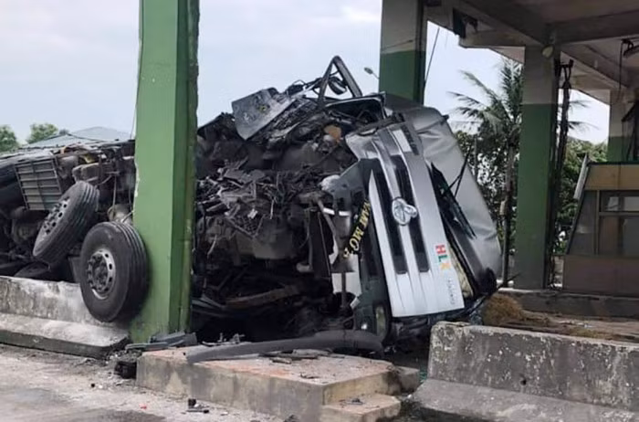 Đâm vào trạm thu phí Cầu Rác trên QL1, xe tải nát bét phần đầu