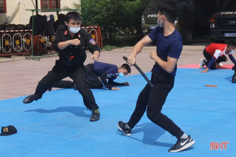 Xem cảnh sát cơ động Hà Tĩnh biểu diễn trấn áp tội phạm cùng chó nghiệp vụ