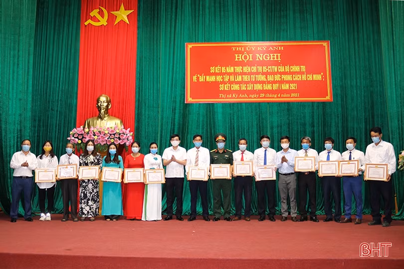 Thị xã Hồng Lĩnh và Kỳ Anh tôn vinh các tập thể, cá nhân điển hình học và làm theo Bác