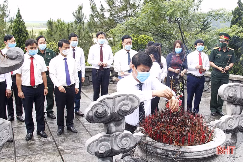 Dâng hương tưởng nhớ cố Tổng Bí thư Trần Phú