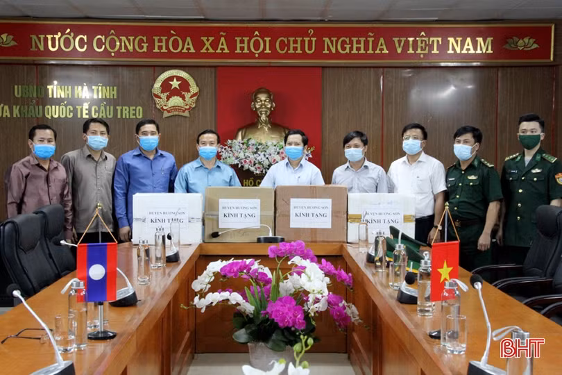 Hà Tĩnh tặng vật tư y tế cho nước bạn Lào phòng chống dịch Covid-19