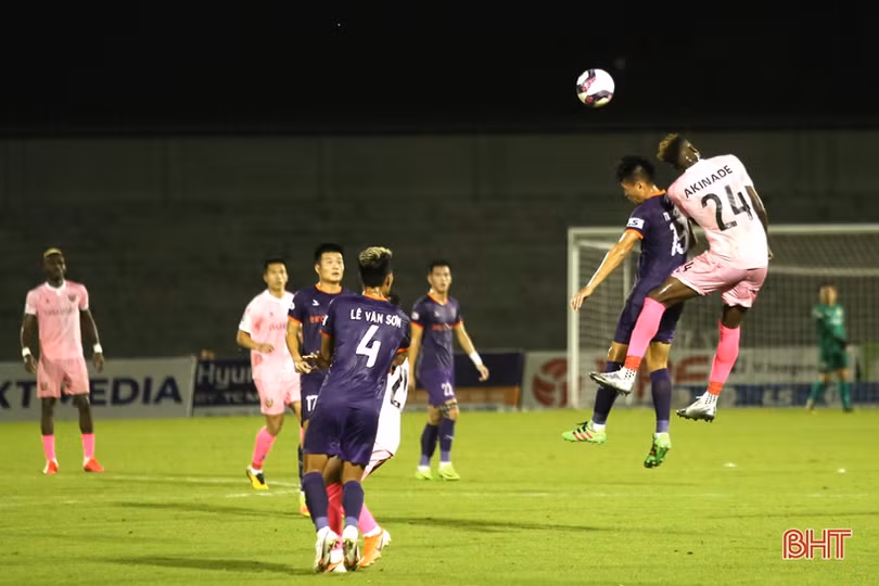 Thi đấu thăng hoa, Hồng Lĩnh Hà Tĩnh thắng đậm Bình Dương 4-2