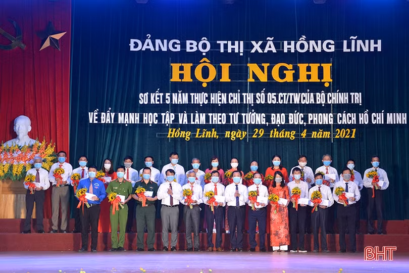 Thị xã Hồng Lĩnh và Kỳ Anh tôn vinh các tập thể, cá nhân điển hình học và làm theo Bác