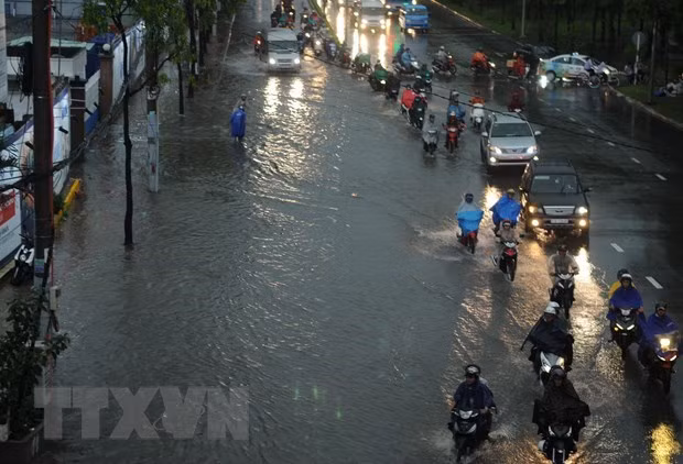 Không khí lạnh tiếp tục gây mưa lớn nhiều nơi ở Bắc Bộ và Trung Bộ