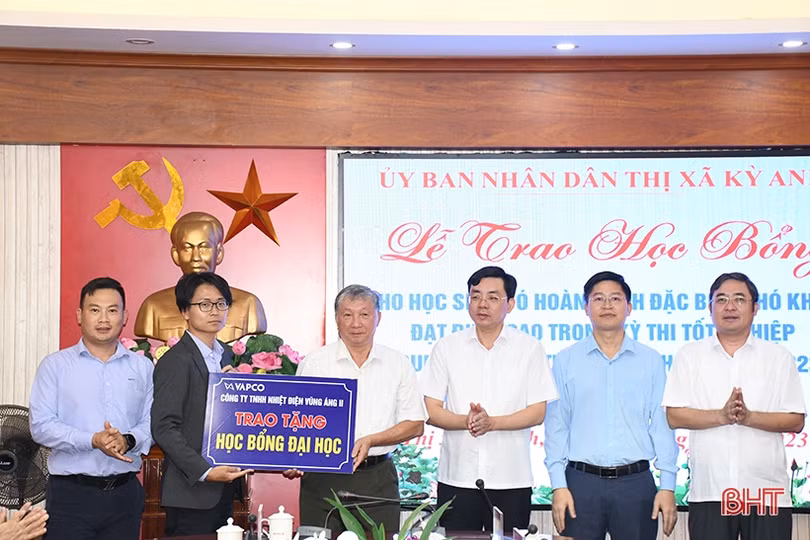 Thị xã Kỳ Anh trao học bổng cho 13 tân sinh viên gặp hoàn cảnh khó khăn