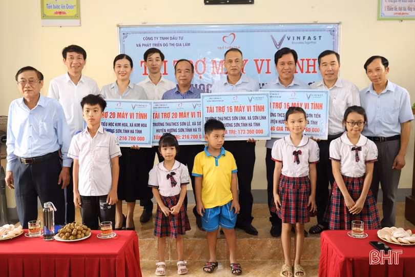 Vingroup trao 72 bộ máy tính cho các trường học ở Hương Sơn