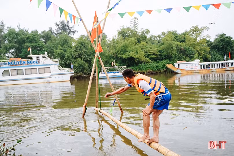 Hơn 200 VĐV tranh giải đua thuyền trên sông Rào Cái
