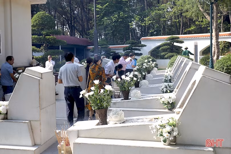 Đông đảo du khách tri ân, dâng hương tại Ngã ba Đồng Lộc dịp 2/9