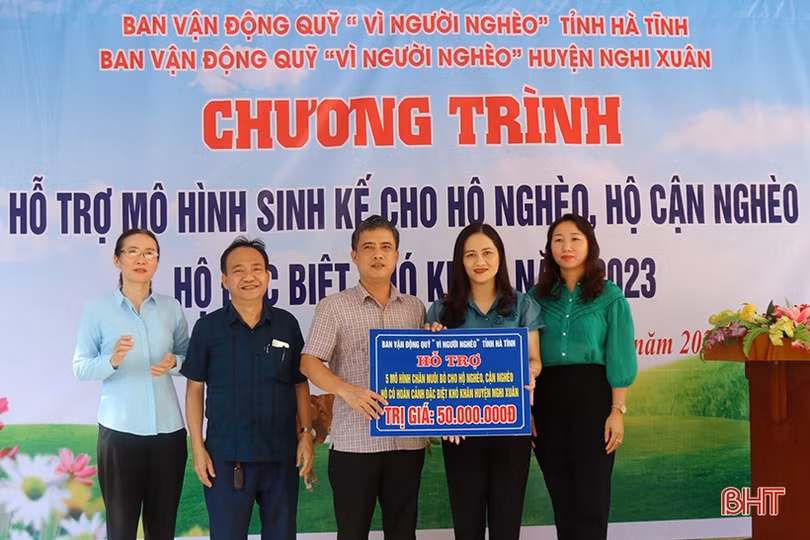 Trao 45 con bê cho các hộ nghèo ở Hà Tĩnh