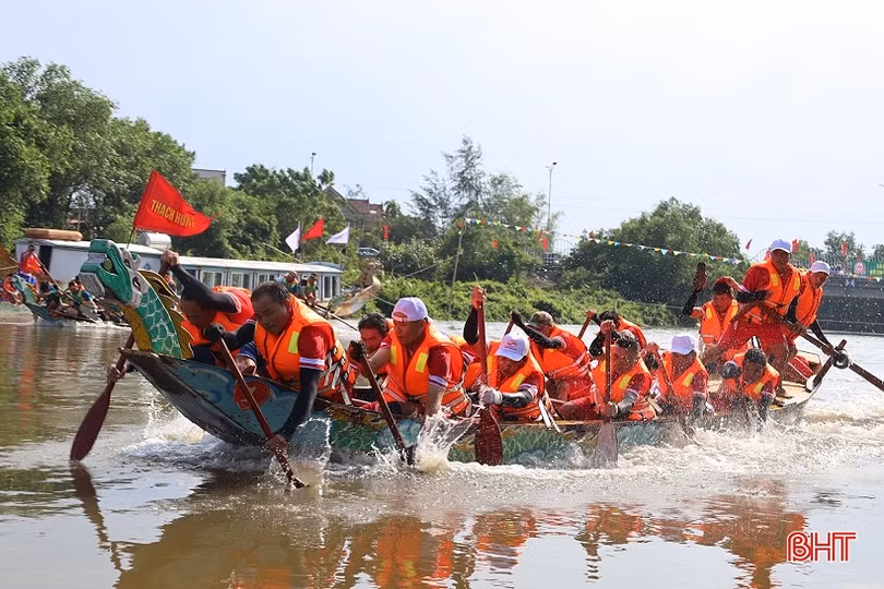 Hơn 200 VĐV tranh giải đua thuyền trên sông Rào Cái