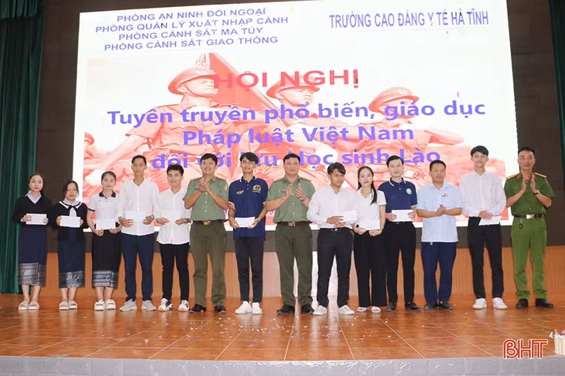 Giúp lưu học sinh Lào thực hiện tốt quy định của pháp luật Việt Nam