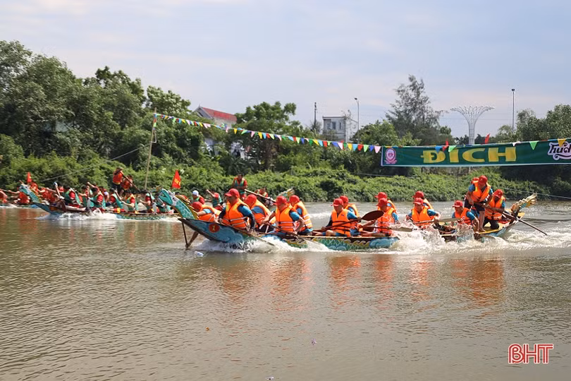 Hơn 200 VĐV tranh giải đua thuyền trên sông Rào Cái