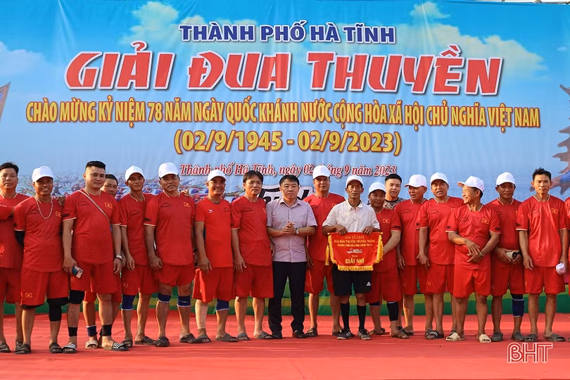 Hơn 200 VĐV tranh giải đua thuyền trên sông Rào Cái