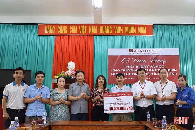 Agribank Hà Tĩnh II trao thiết bị cho các trường học vùng xa
