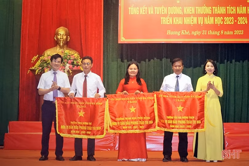 Vinh danh, tặng quà tập thể, cá nhân xuất sắc trong dạy và học