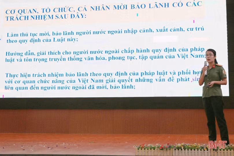 Giúp lưu học sinh Lào thực hiện tốt quy định của pháp luật Việt Nam