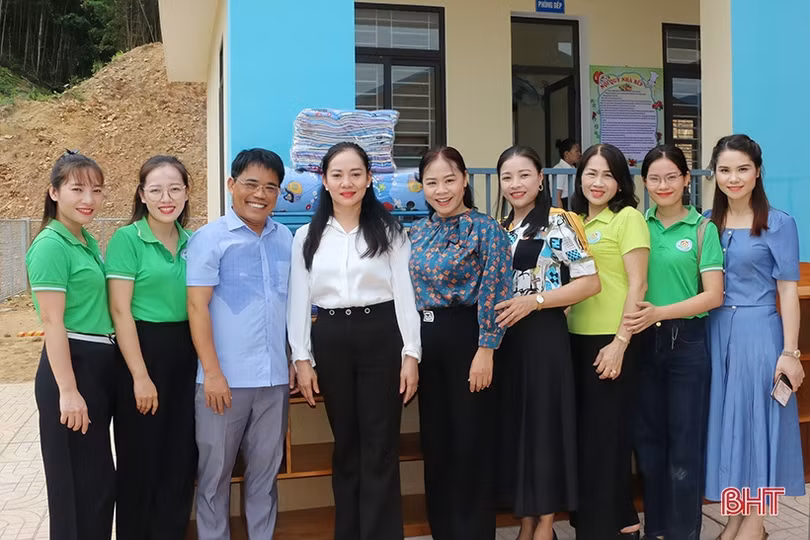 Hệ thống Trường Mầm non Trí Đức trao quà cho trẻ em bản Rào Tre