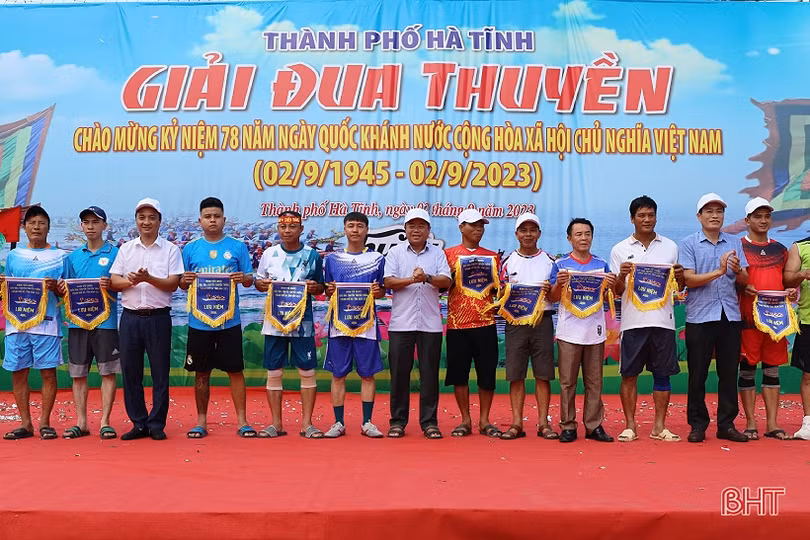 Hơn 200 VĐV tranh giải đua thuyền trên sông Rào Cái
