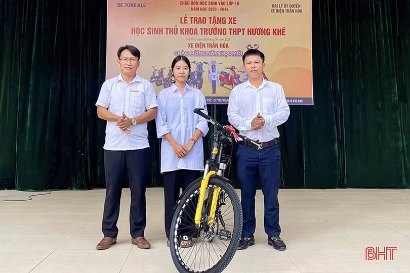 Trao tặng phần quà ý nghĩa đến học sinh Hương Khê