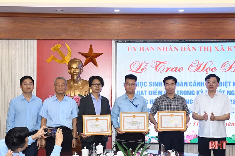 Thị xã Kỳ Anh trao học bổng cho 13 tân sinh viên gặp hoàn cảnh khó khăn
