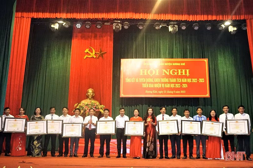 Vinh danh, tặng quà tập thể, cá nhân xuất sắc trong dạy và học