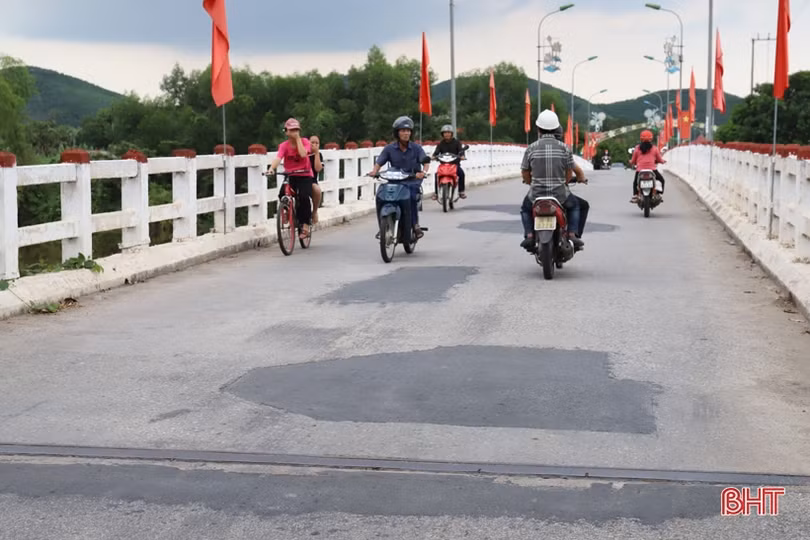 Ổ gà, hố sâu trên cầu Hương Đại đã được xử lý
