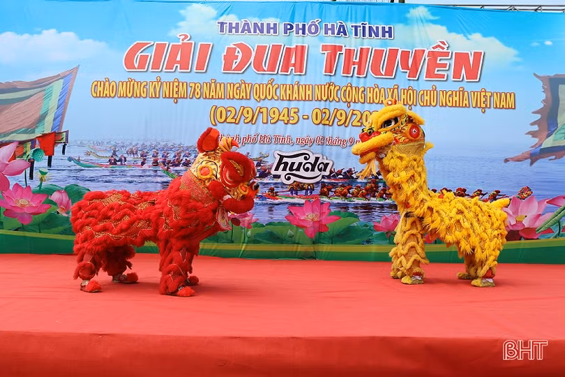 Hơn 200 VĐV tranh giải đua thuyền trên sông Rào Cái