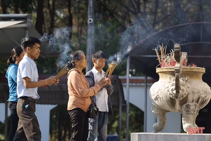 Đông đảo du khách tri ân, dâng hương tại Ngã ba Đồng Lộc dịp 2/9