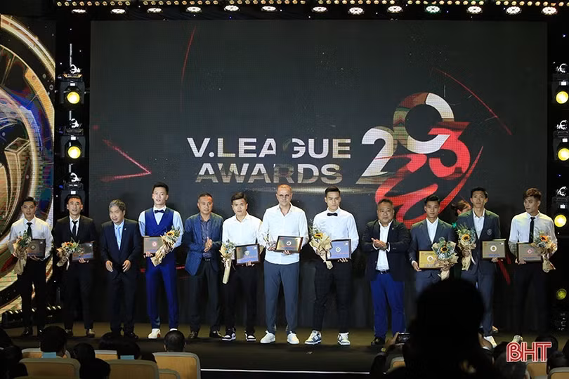 Hồng Lĩnh Hà Tĩnh nhận loạt giải thưởng V.League 2023