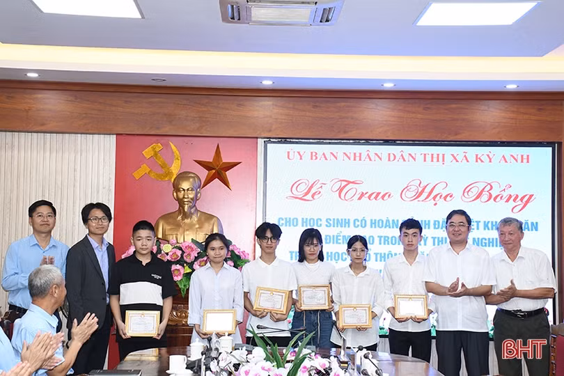 Thị xã Kỳ Anh trao học bổng cho 13 tân sinh viên gặp hoàn cảnh khó khăn