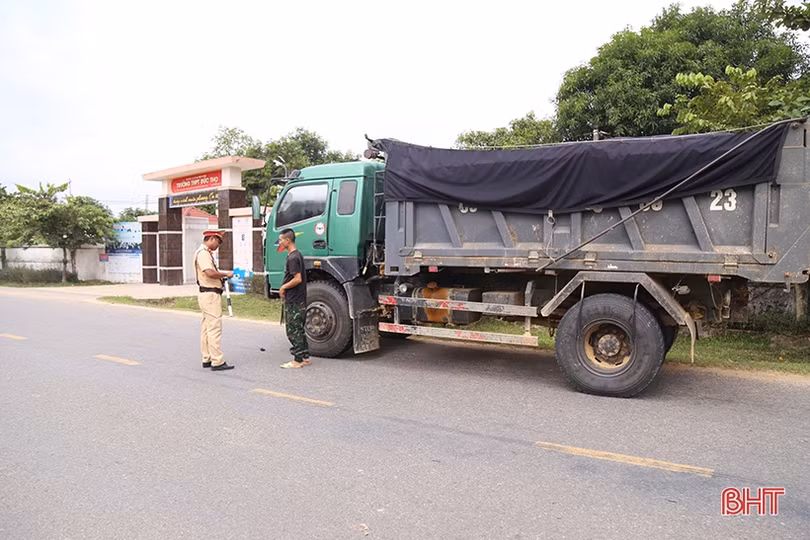 Kiểm soát chặt xe chở vật liệu xây dựng thi công dự án trọng điểm quốc gia qua Đức Thọ