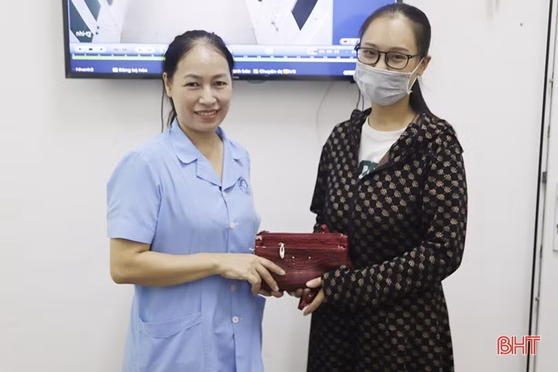 Nữ hộ lý nhặt được gần 10 triệu đồng, tìm người trả lại