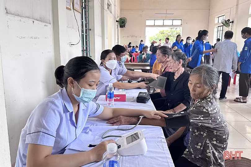 Khám, cấp phát thuốc miễn phí cho gần 300 người dân thị xã Kỳ Anh