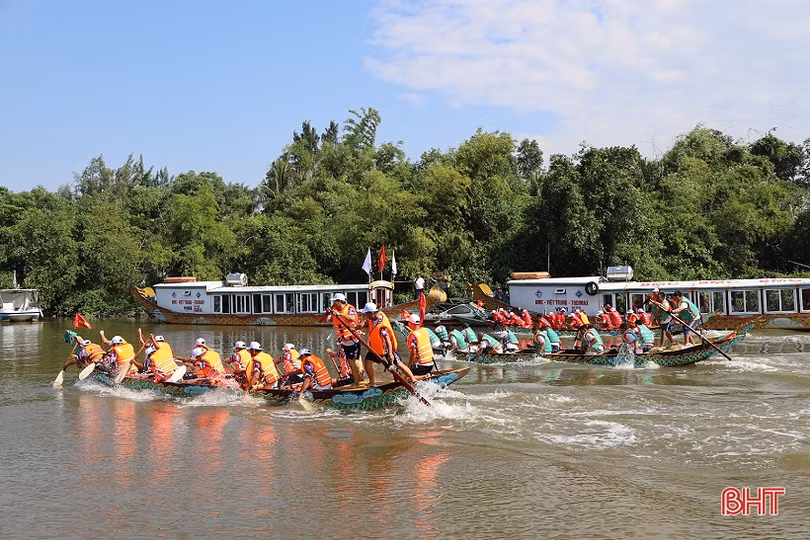 Hơn 200 VĐV tranh giải đua thuyền trên sông Rào Cái