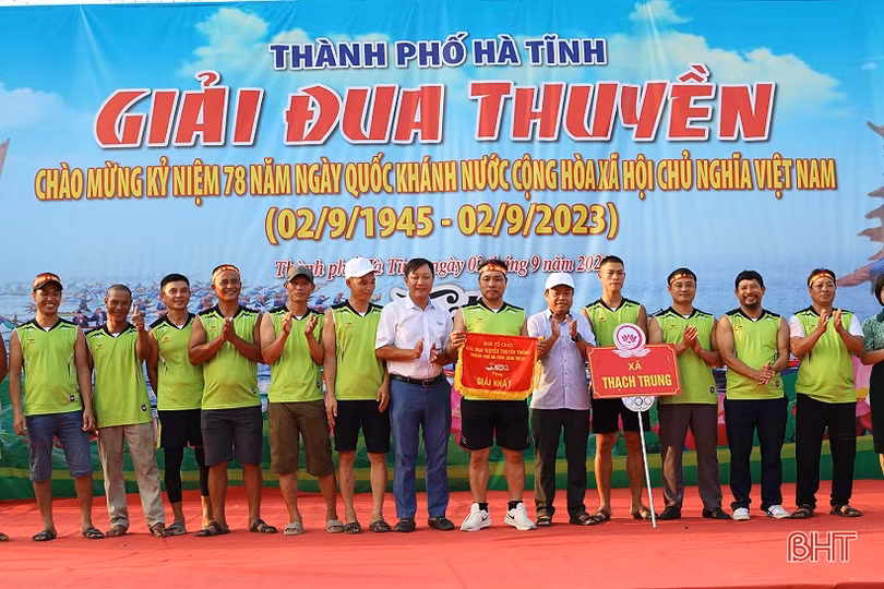 Hơn 200 VĐV tranh giải đua thuyền trên sông Rào Cái