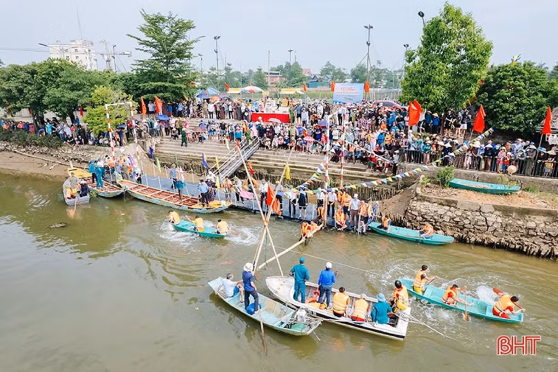 Hơn 200 VĐV tranh giải đua thuyền trên sông Rào Cái