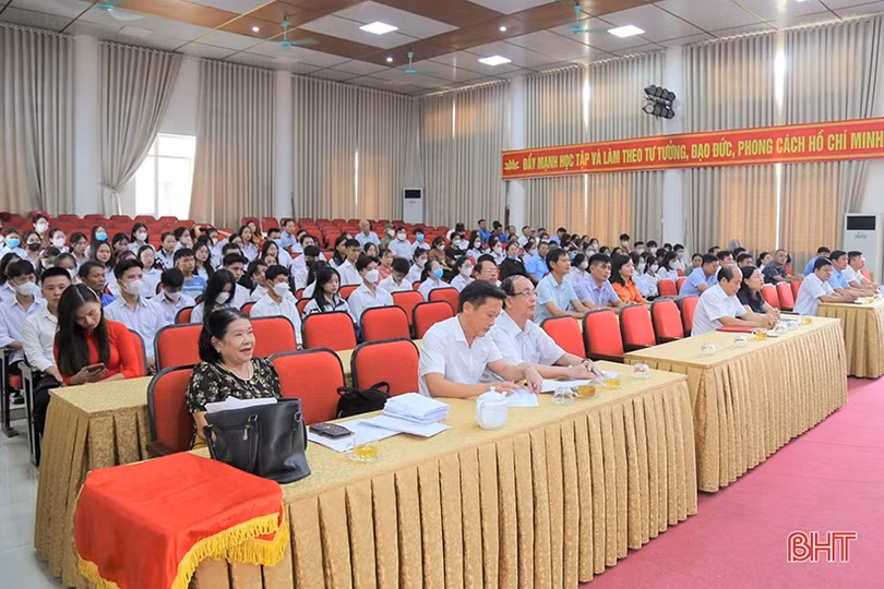 Vinh danh, tặng quà tập thể, cá nhân xuất sắc trong dạy và học