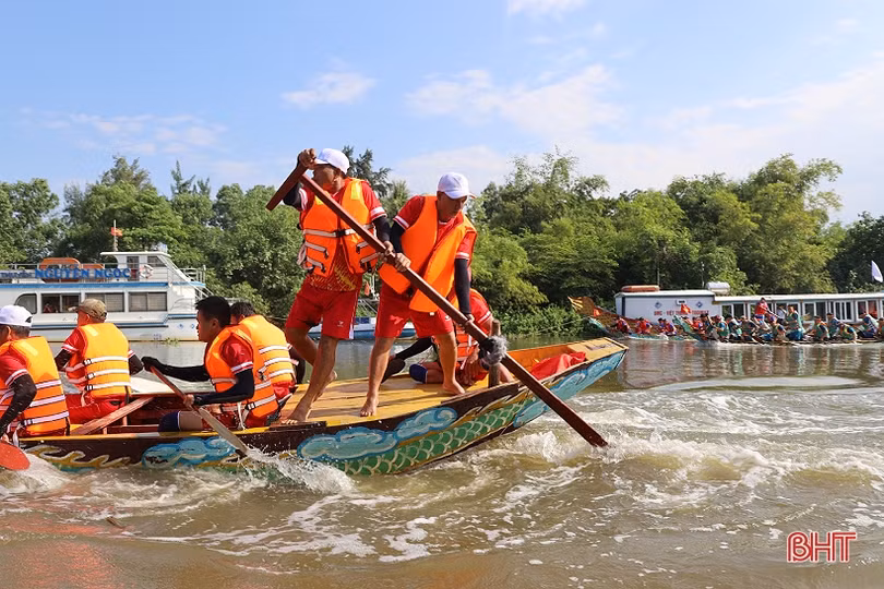 Hơn 200 VĐV tranh giải đua thuyền trên sông Rào Cái