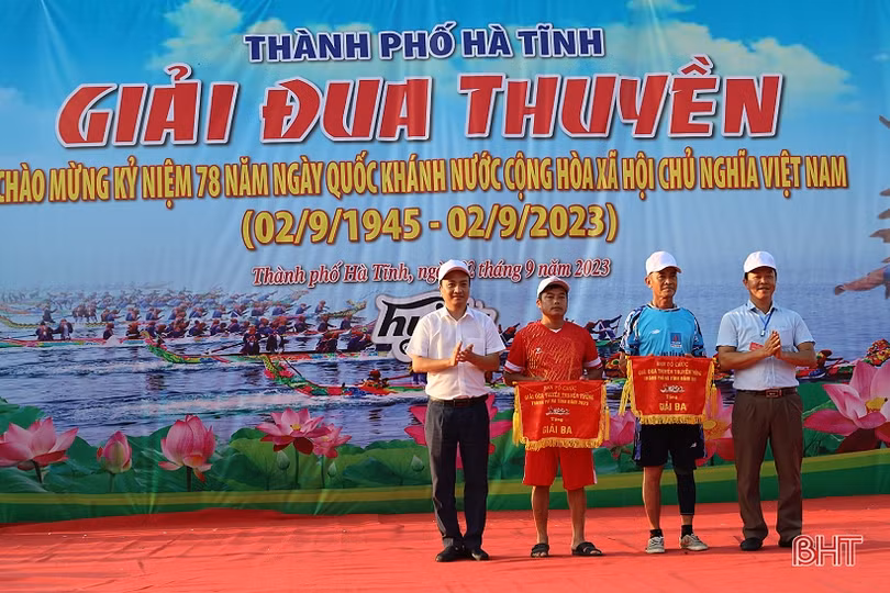 Hơn 200 VĐV tranh giải đua thuyền trên sông Rào Cái
