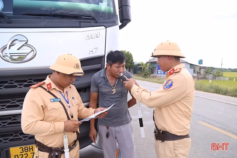 Hà Tĩnh xử lý nghiêm xe container, xe khách vi phạm an toàn giao thông