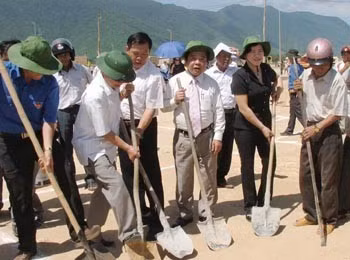 Ông Võ Kim Cự và các đại biểu tiến hành động thổ cho các hộ di dân dợt 1 làm nhà