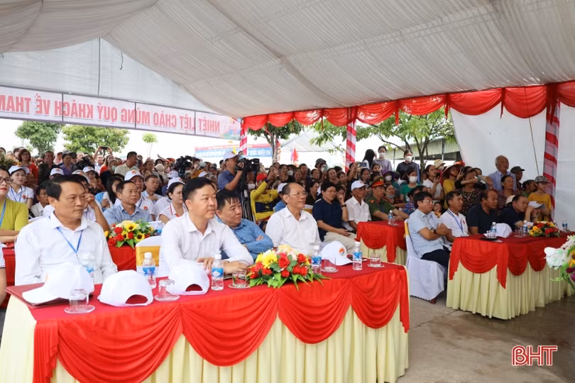 Các địa phương Hà Tĩnh sôi nổi lễ hội đua thuyền, các trò chơi dân gian mừng Tết Độc lập