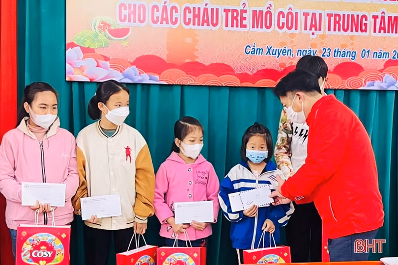 Giúp trẻ mồ côi Hà Tĩnh vững bước tới tương lai
