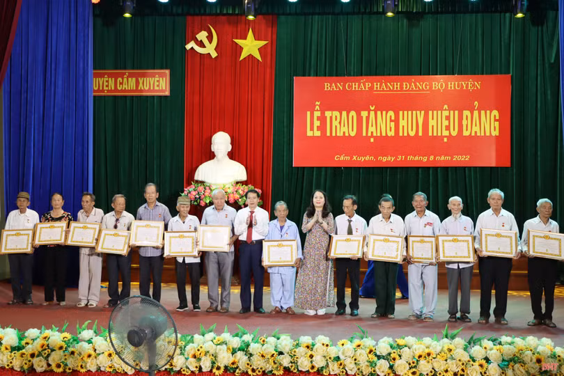 Cẩm Xuyên trao tặng huy hiệu Đảng cho 253 đảng viên