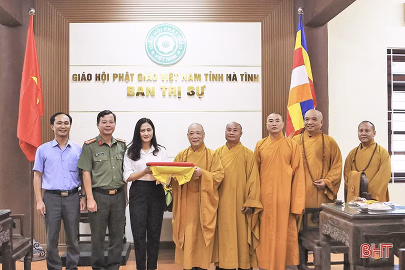 Thượng cờ Tổ quốc chào mừng Quốc khánh tại cơ sở tôn giáo ở Hà Tĩnh