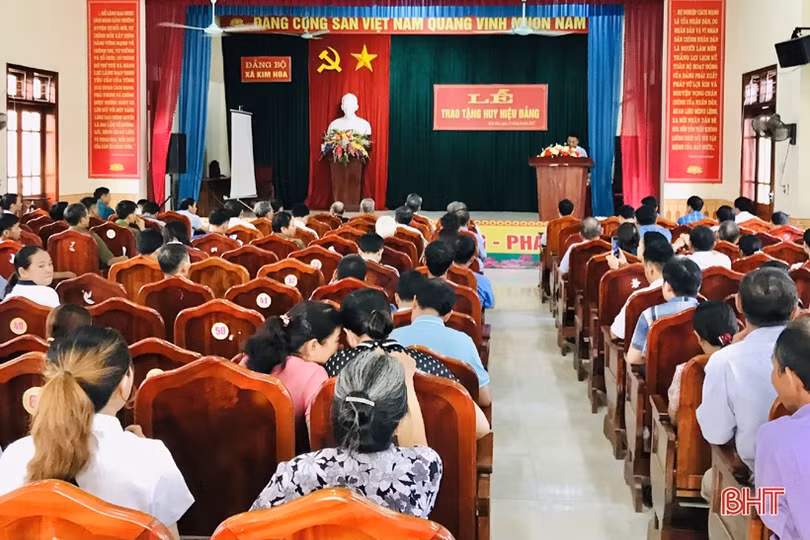 Hương Sơn trao huy hiệu Đảng cho 174 đảng viên